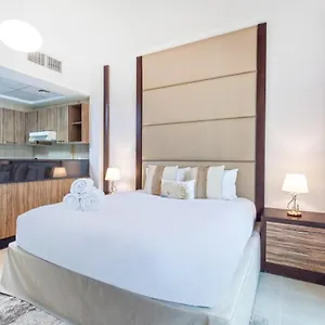 Bnbmehomes - Cosy Downtown Apt W Balcony Near Metro Station -1710 شقة دبي